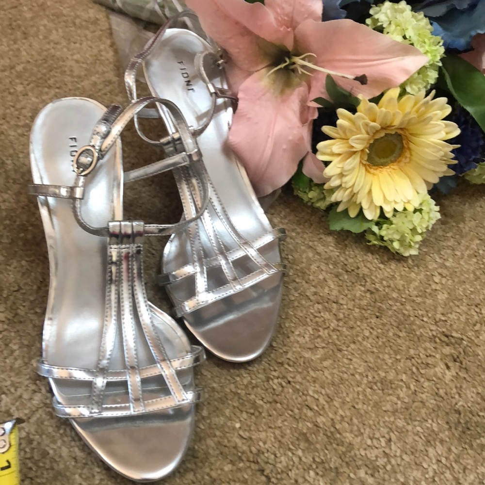 Silver heels - Picture 2 of 7